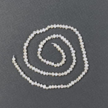 Říční oválné perly na niti, průměr 4×3 mm, délka cca 35 cm