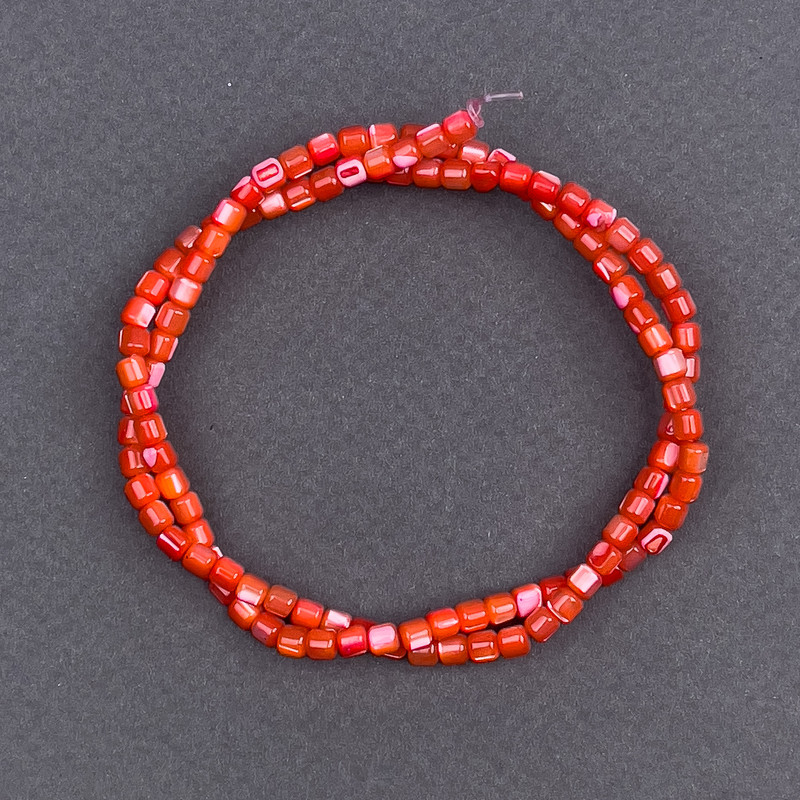 Tonované červené perleťové cylindrické korálky, průměr 3,5 × 3,5 mm, délka 40 cm, na vlascu