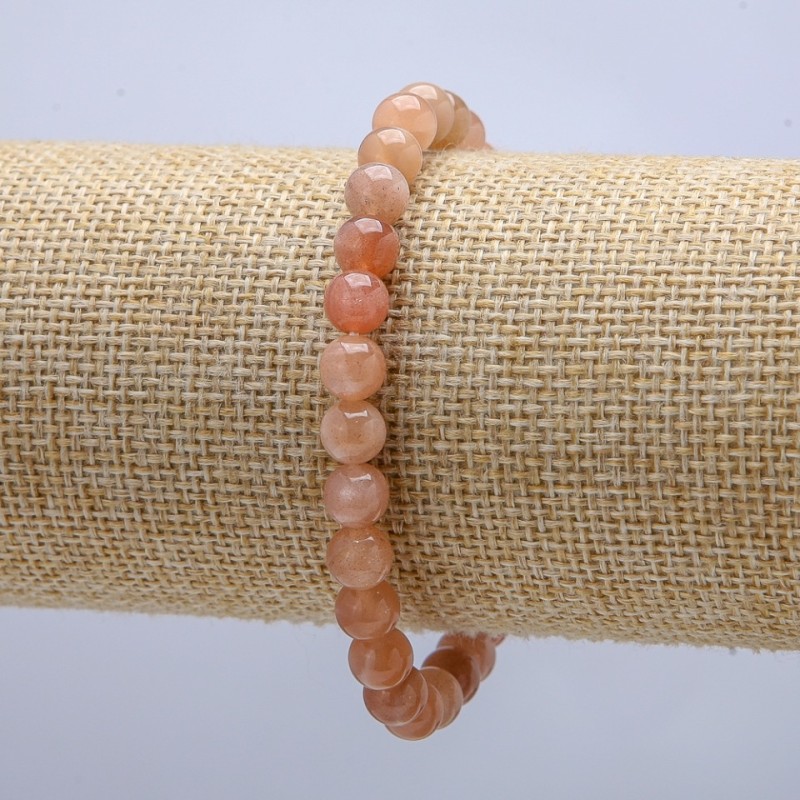 Náramek na gumičce ze selenitu, hladké kuličky, průměr 6 mm, obvod 18 cm +