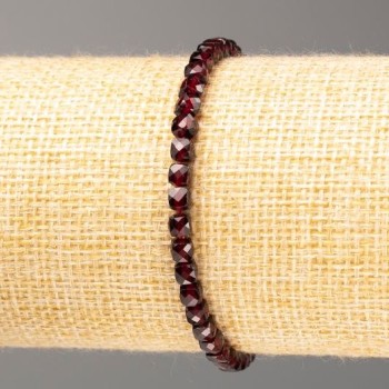 Náramek z granátu, přírodní kámen, broušené kostky, průměr 4 mm, délka 18 cm (na gumičce)