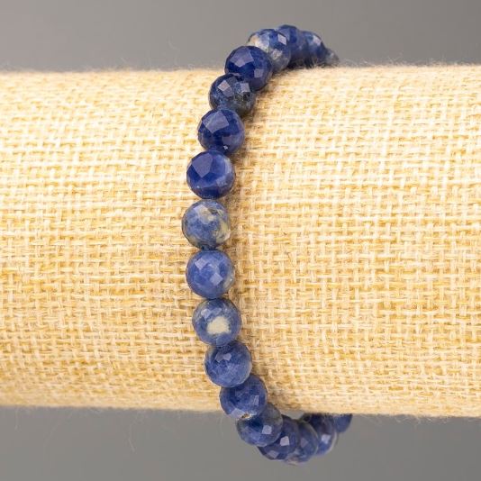 Náramek ze sodalitu z přírodního kamene, facetované korálky o průměru 7 mm, délka 18 cm (elastický)