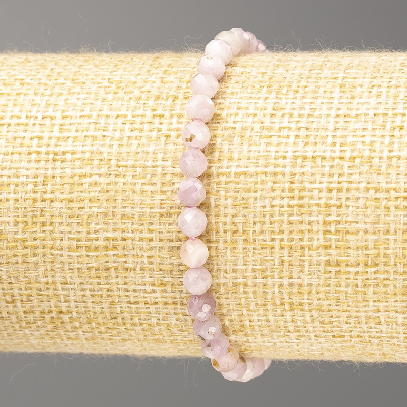 Náramek z přírodního kunzitu – brusované kuličky, průměr 4,5–5 mm, délka 18 cm (elastický)
