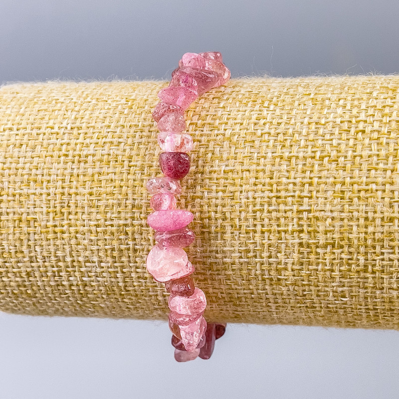 Náramek z jahodového křemene, drobné fragmenty přírodního kamene, průměr 8×3 mm, délka 18 cm (elastický)