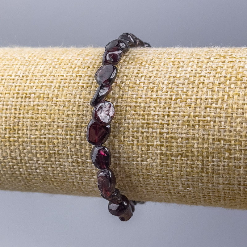 Náramek z granátu, fazetovaný, přírodní kámen, průměr 8×7 mm, délka 18 cm (elastický)