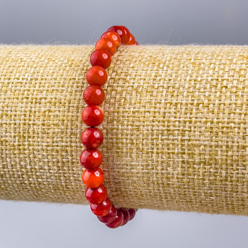 Náramek z umělého korálu – hladké korálky 6 mm, délka 18 cm, elastický