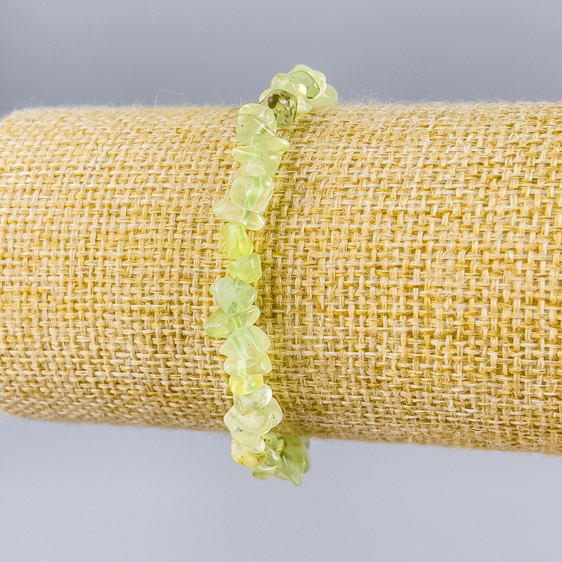 Náramek z prenitu, drobné kousky přírodního kamene, průměr 9×4 mm, délka 18 cm (elastický)