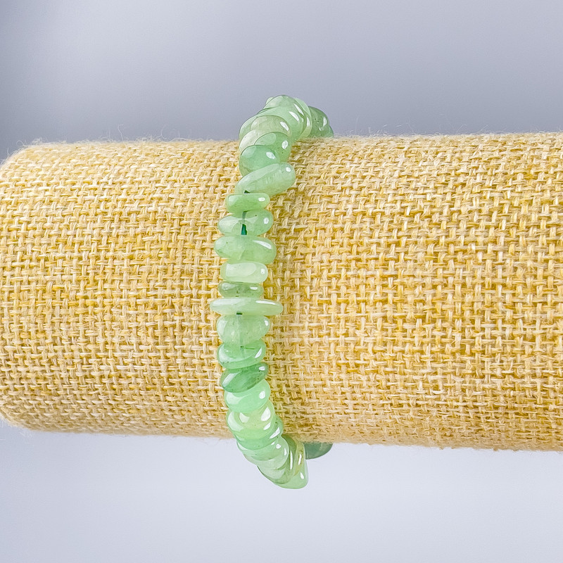 Náramek z nefritu, drcené kameny, průměr 7–10×5 mm, délka 18 cm (na pružném návleku)