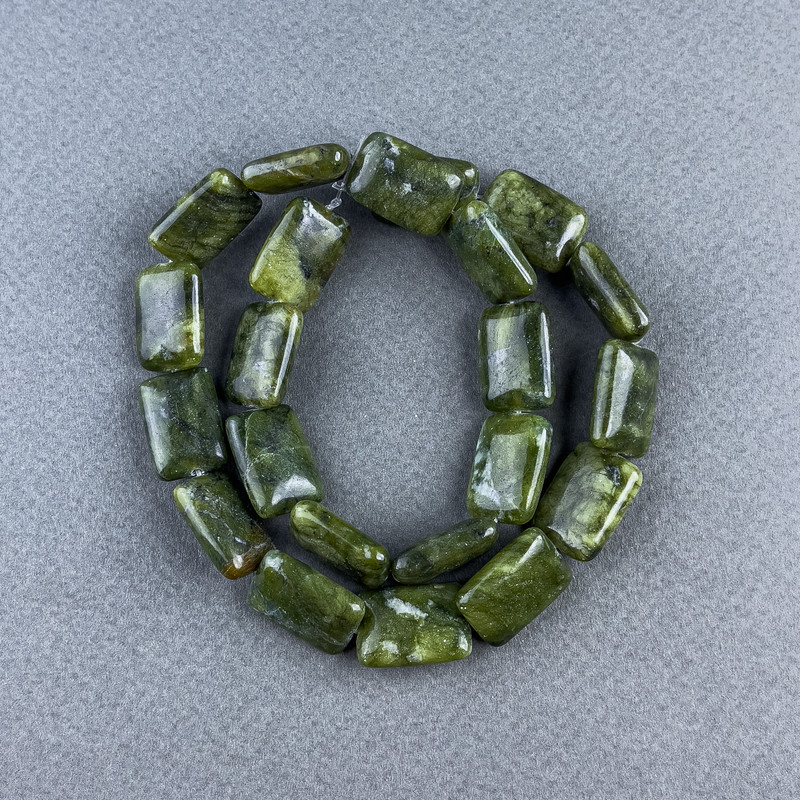 Korálky jadeitu z přírodního kamene, obdélníkové, rozměry 13×18×6 mm, dírka 5 mm, délka cca 40 cm na vlasové šňůře