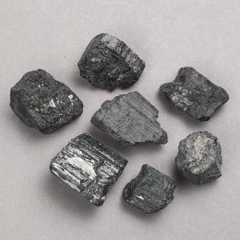 Suvenýr neopracovaný kámen turmalín šorl (cena za 100 g.)