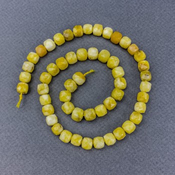 Korálky ze žlutého jadeitu, broušené kubické korálky na šňůrce, průměr cca 7,5×7,5 mm, délka cca 38 cm