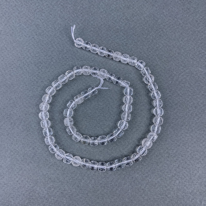 Korálky z horského křišťálu, broušené kubické korálky na niti, průměr 6×6 mm, délka 39 cm