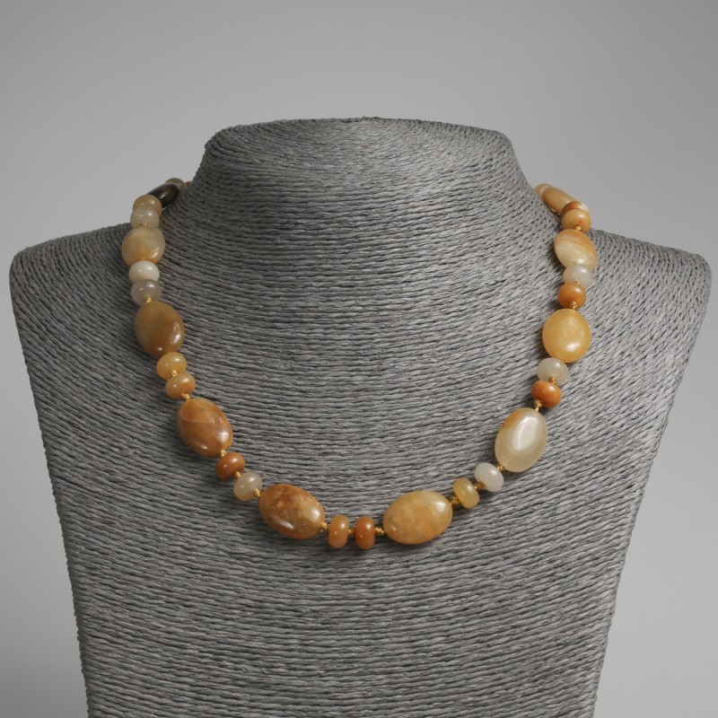 Náhrdelník z žlutého achátu, plochý oválný tvar, průměr 13×18 mm ± rondel, průměr 9×5 mm ±, délka 45 cm ±