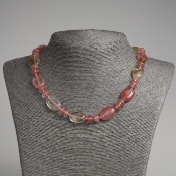 Náhrdelník z přírodního chalcedonu, ploché oválné korálky o rozměrech 13×18 mm, rondely 9×6 mm, délka 45 cm