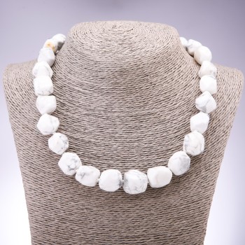 Náhrdelník z přírodního chalcedonu, víceúhelníkový tvar s fasetami, průměr 13×15 mm ±, délka 50 cm