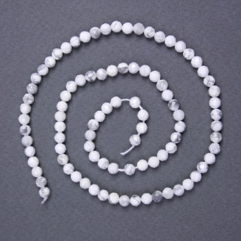 Korálky z kaholongu, broušená kulička, průměr 4 mm ±, na niti, délka 39 cm+