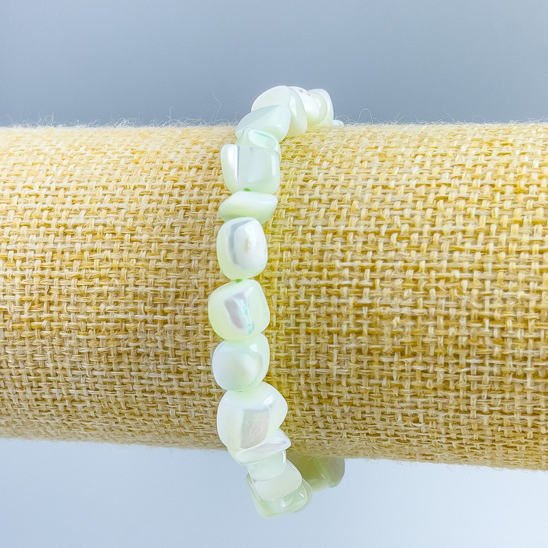 Náramek z mentolové perleti, facettované korálky, průměr 8×6 mm, délka 18 cm (elastický)
