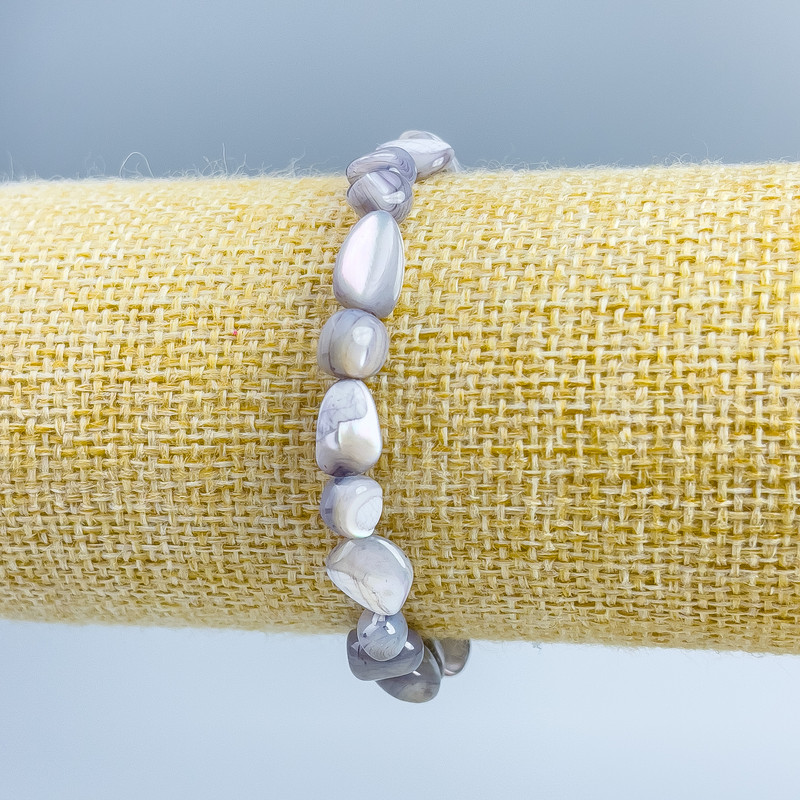 Náramek z šedé perleti, brusované korálky, průměr 8×6 mm, délka 18 cm (elastický)