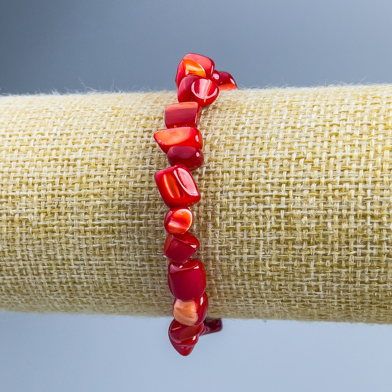 Náramek z červené perleti, facetované korálky o průměru 8×6 mm, délka 18 cm (na elastické gumičce)