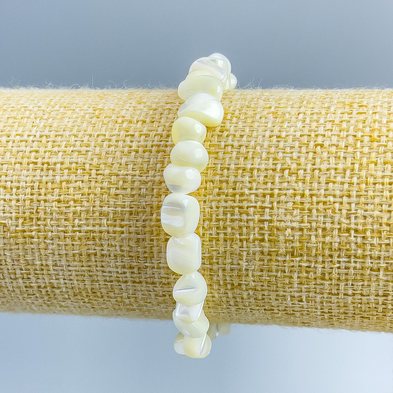 Náramek z bílé perleti, fasetované korálky, průměr 8×6 mm, délka 18 cm (elastický)