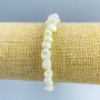 Náramek z bílé perleti, fasetované korálky, průměr 8×6 mm, délka 18 cm (elastický)