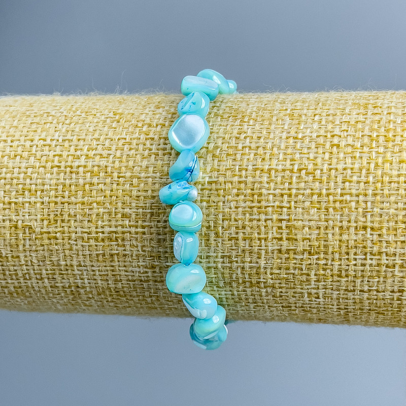 Náramek z modré perleti, fazetované korálky, průměr 8×6 mm, délka 18 cm (elastický)