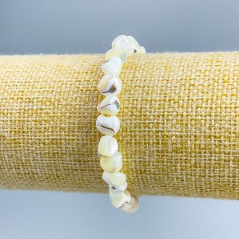 Náramek z bílé perleti s fasetovými korálkami, průměr 8×6 mm ±, délka 18 cm (elastický)