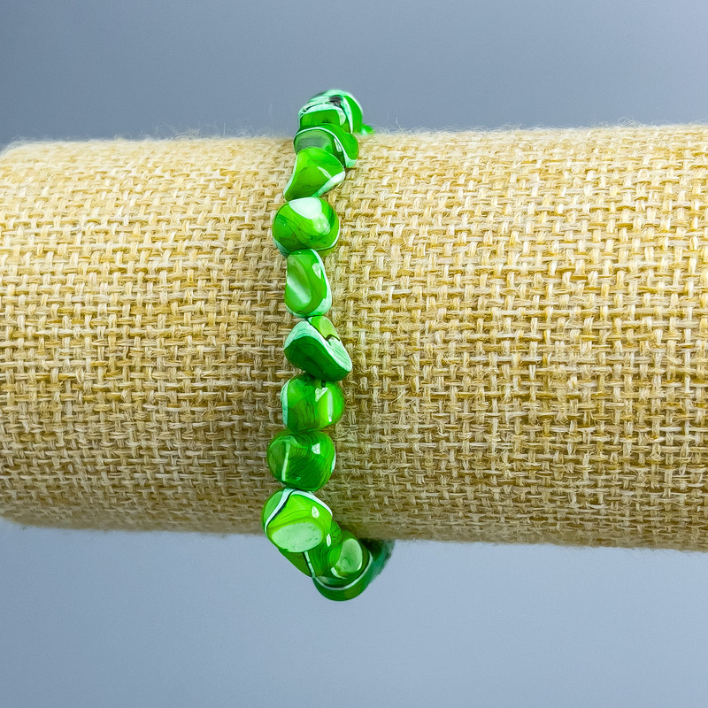 Náramek ze zelené perleti, brusované 8×6 mm, délka 18 cm (na elastické šňůře)