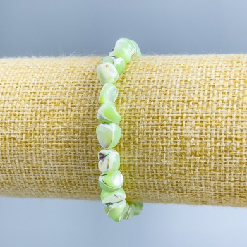 Náramek z perleti, světle zelený, facetované korálky, průměr 8×6 mm (+/-), délka 18 cm (na gumičce)