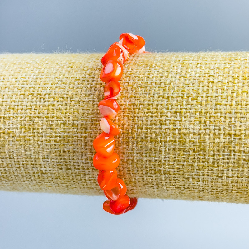 Náramek z oranžové perleti, fasetované korálky, průměr 8×6 mm, délka 18 cm (elastický)