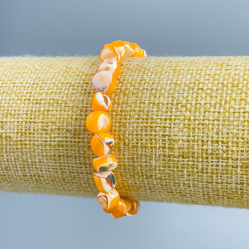 Náramek z perleti, světle oranžové galetové korálky, průměr 8×6 mm, délka 18 cm (elastický)