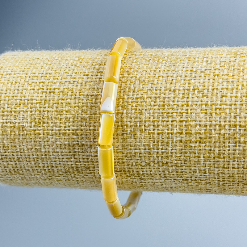 Náramek z béžové perleti, cylindrického tvaru, průměr 4,5×10 mm, délka 18 cm (elastický)