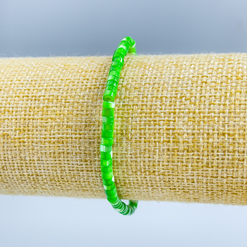 Náramek z tónované zelené perleti, diskové korálky, průměr 4×2 mm, délka 18 cm (elastický)