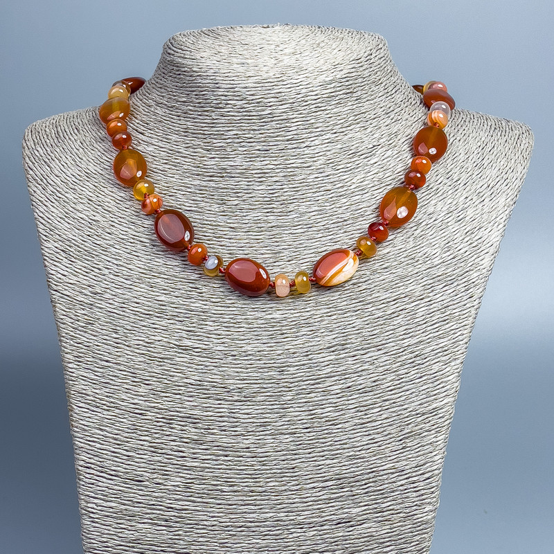 Náhrdelník z achátu, přírodní kámen, oválný tvar, průměr 18×12 mm ±, rondely 8×5 mm ±, délka 48 cm ±