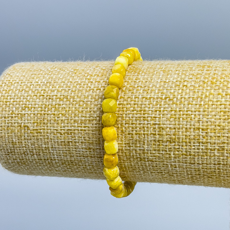 Náramek ze žlutého jadeitu, broušené kostky, rozměr 5,5×5,5×5,5 mm, délka 18 cm (elastický)
