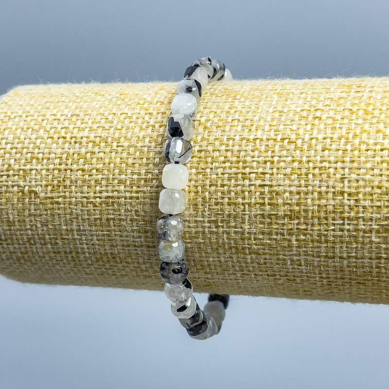 Náramek z vlasatého křemene, broušené kostky 5×5 mm