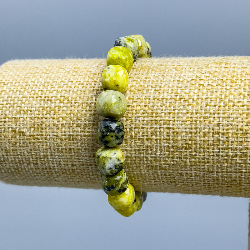 Náramek ze žlutého jadeitu, přírodní kámen, broušené kostky, průměr 9×9 mm, délka 18 cm (elastický)