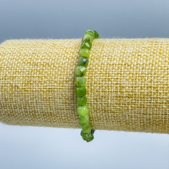 Náramek z kanadského jadeitu, broušené kubické korálky, průměr 5 x 5 mm, délka 18 cm (elastické)