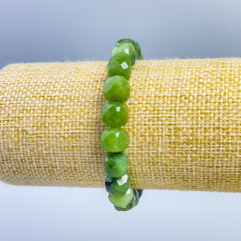 Náramek z kanadského jadeitu – broušený kubický dílek, průměr 9×9 mm, délka 18 cm (elastický)