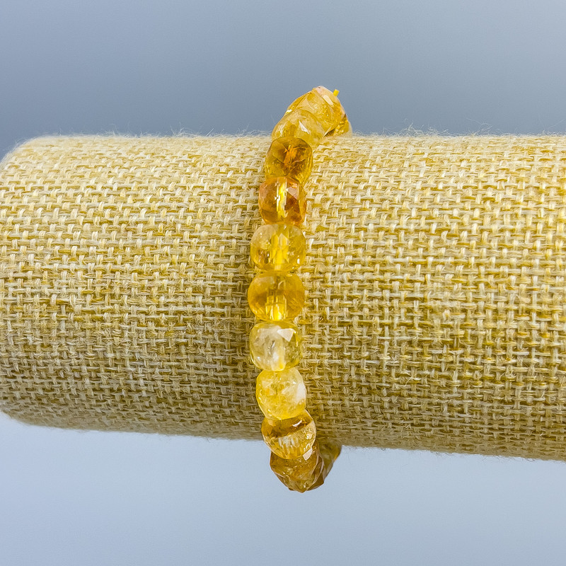 Náramek z přírodního citrínu, fasetované kubické korálky, rozměr 7×7 mm, délka 18 cm (elastický)