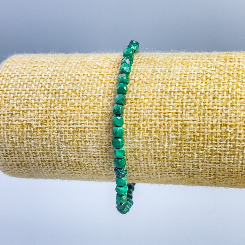 Náramek z malachitu, přírodní kámen, brusované kostky 4×4 mm, délka 18 cm (elastický)