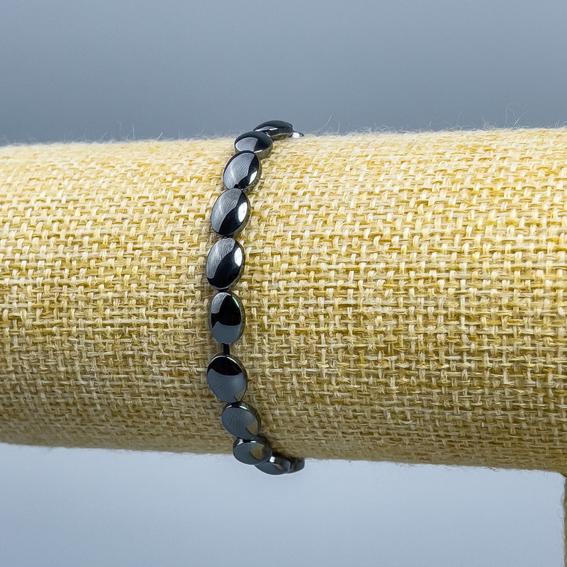 Náramek z hematitu, oválné korálky o velikosti 8×6×3 mm, délka 18 cm, elastický