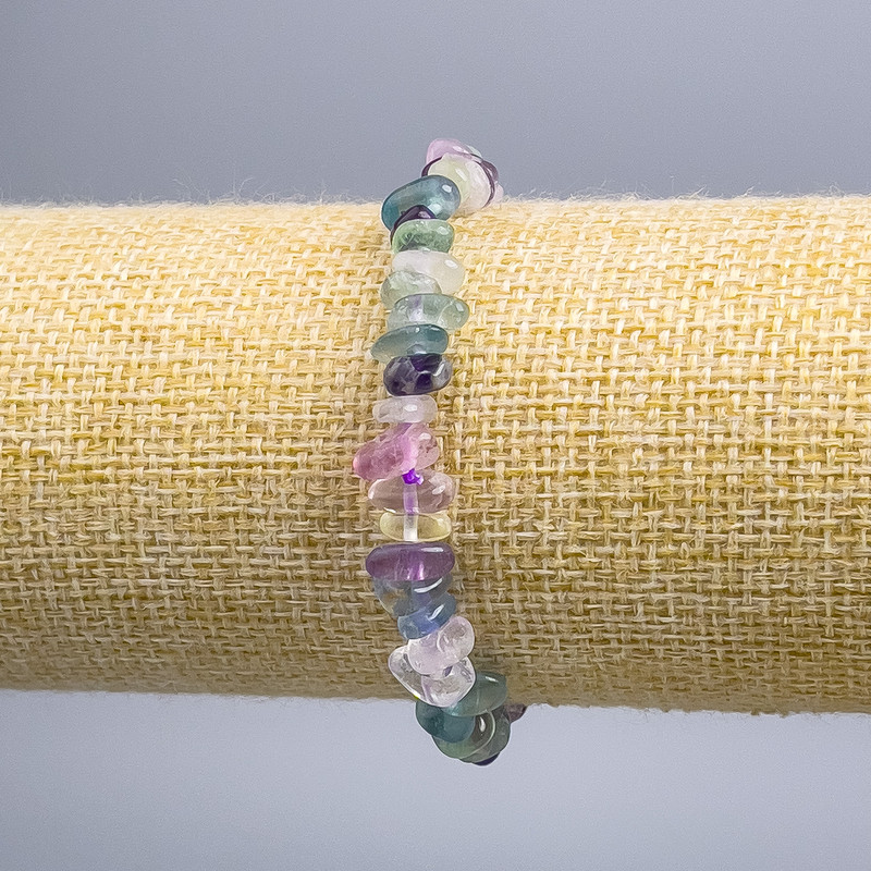 Náramek z fluoritu – drobné kousky, průměr 9×5 mm (±), délka 18 cm (elastický)