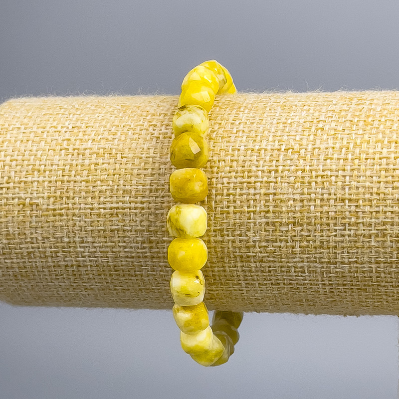 Náramek z žlutého jadeitu – přírodní kámen, brusované kubické korálky, průměr 7,5×7,5 mm ±, délka 18 cm (elastický)