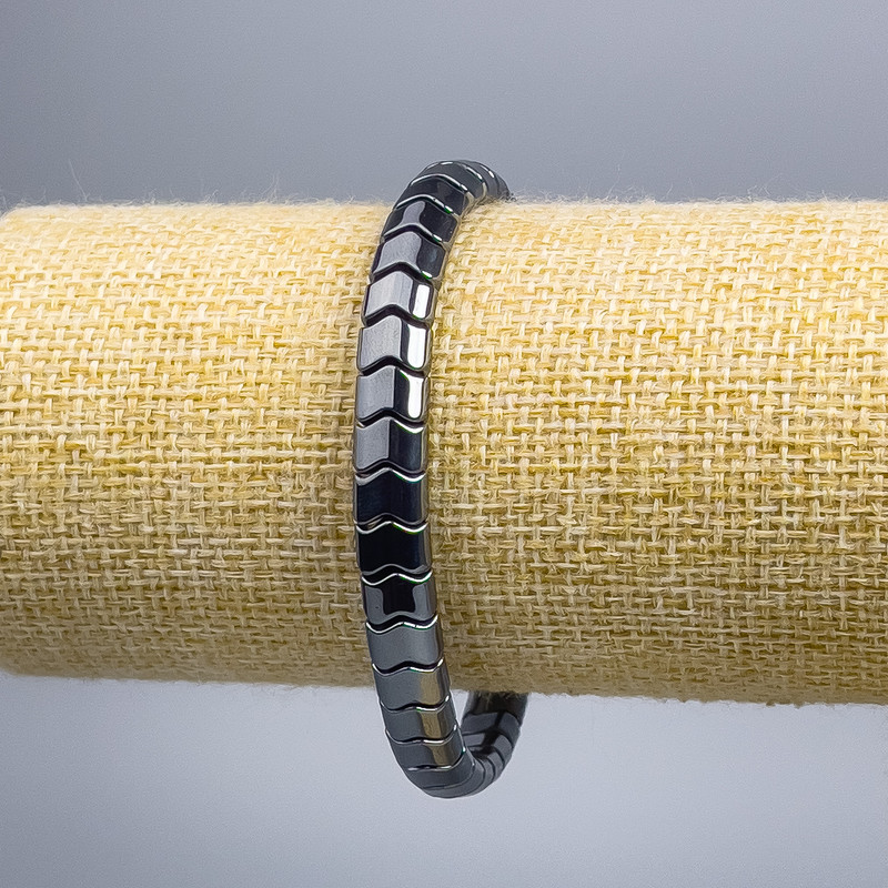 Náramek z hematitu Zigzag, průměr 5, 5×7, 5×5 mm ±, délka 18 cm (elastický)
