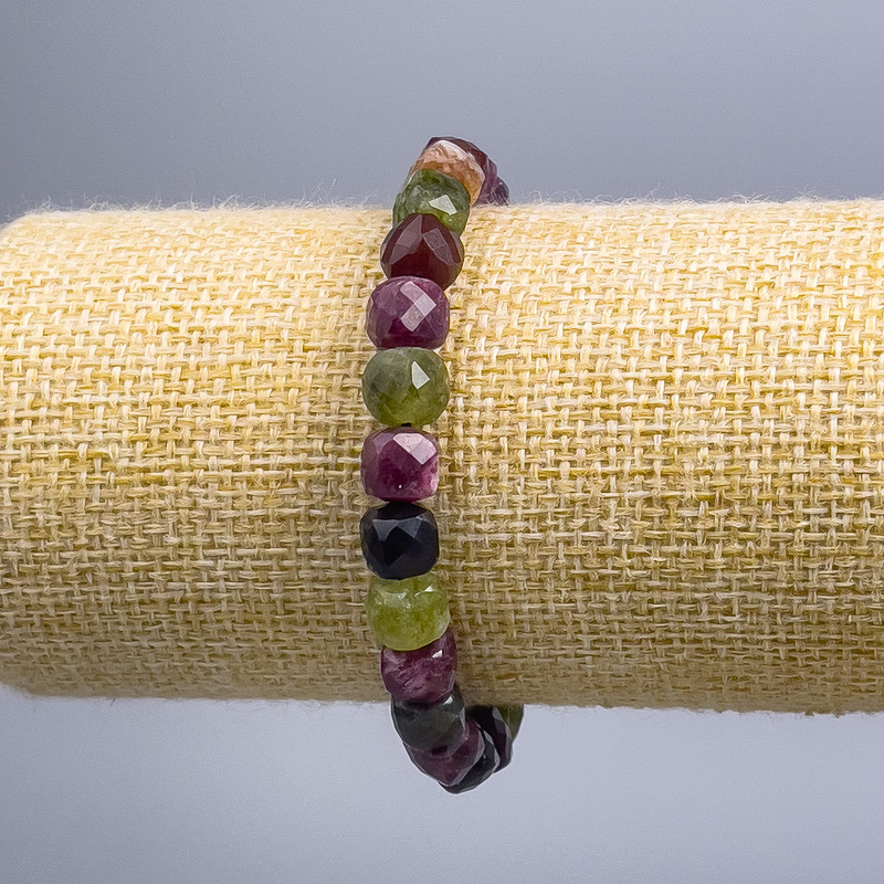 Náramek z přírodního turmalínu, broušené kubíky o rozměru cca 7×7 mm, délka 18 cm (elastický)