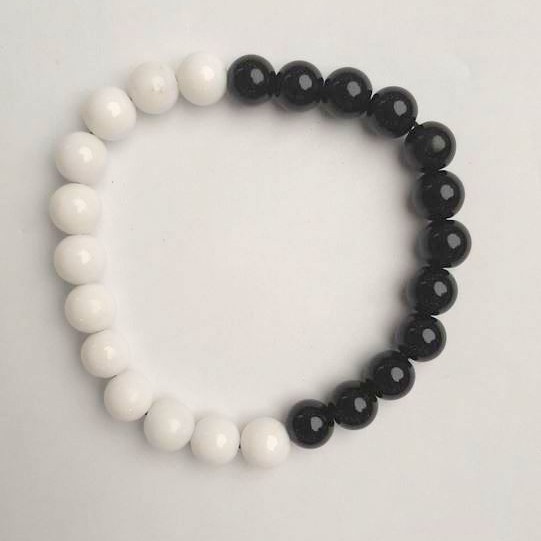 Náramek z černého a bílého achátu, hladké korálky, průměr 8 mm, délka 18 cm (elastický)