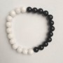Náramek z černého a bílého achátu, hladké korálky, průměr 8 mm, délka 18 cm (elastický)