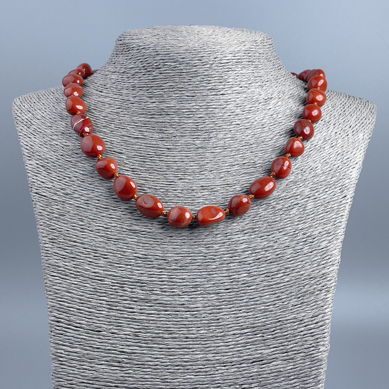 Náhrdelník z červeného jaspisu s broušenými korálkami, průměr 10×12 mm, délka 48 cm