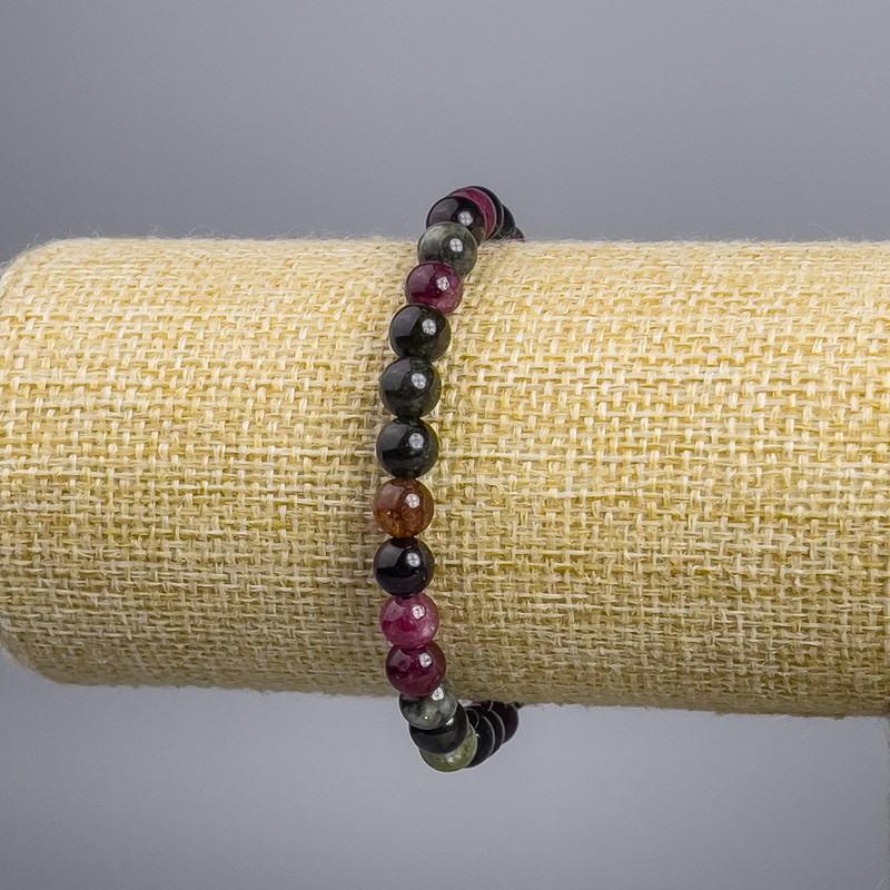 Náramek z turmalínu (umělý) – hladké korálky, průměr cca 6 mm, délka 18 cm, elastický