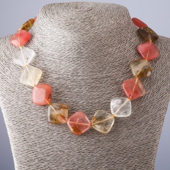 Náhrdelník z chalcedonu ve tvaru rhombů, délka 45 cm